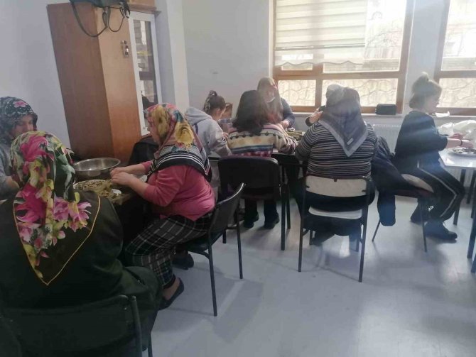 Kursiyerler, Sardıkları Yaprak Dolmasını Deprem Bölgesine Gönderdi