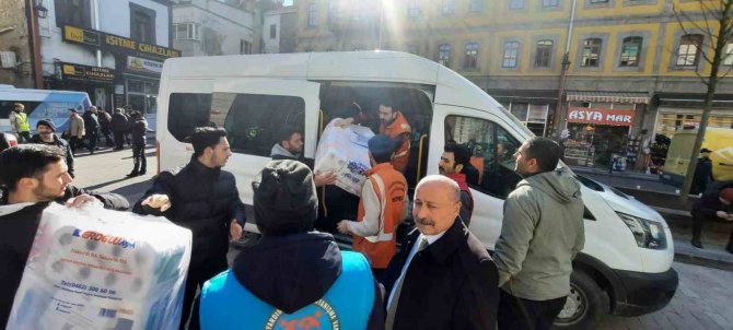 Afganlı Sığınmacılar Gece Gündüz Depremzedelere Yardım İçin Uğraş Veriyor