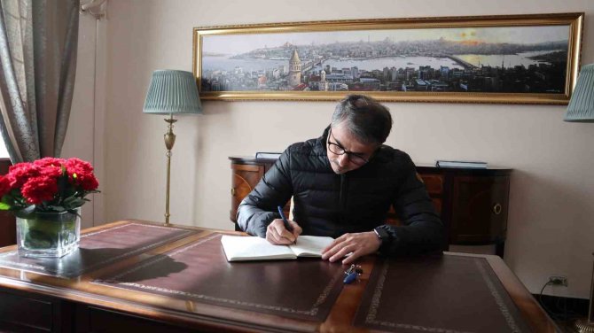 Pekin’de Yaşayan Vatandaşlar Büyükelçilikte Taziye Defterini İmzaladı
