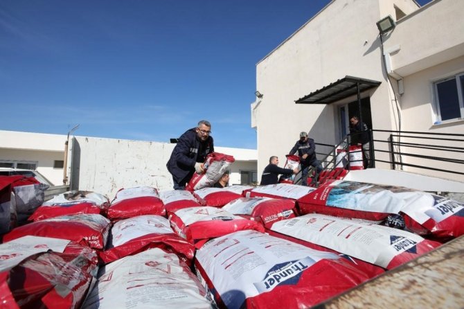 Bayraklı Belediyesi’nden Deprem Mağduru Can Dostlara Mama Desteği