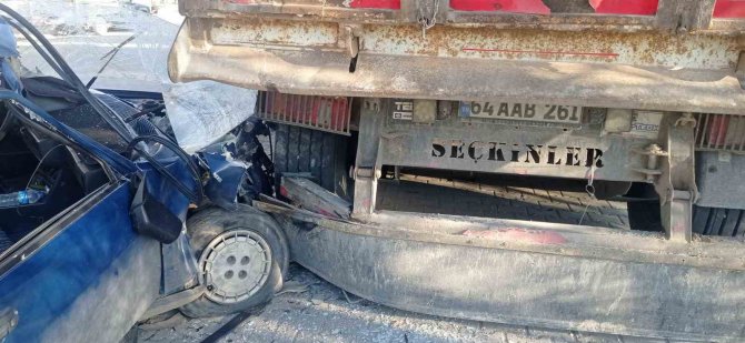 Park Halindeki Kamyona Çarpan Otomobildeki Yolcu Öldü
