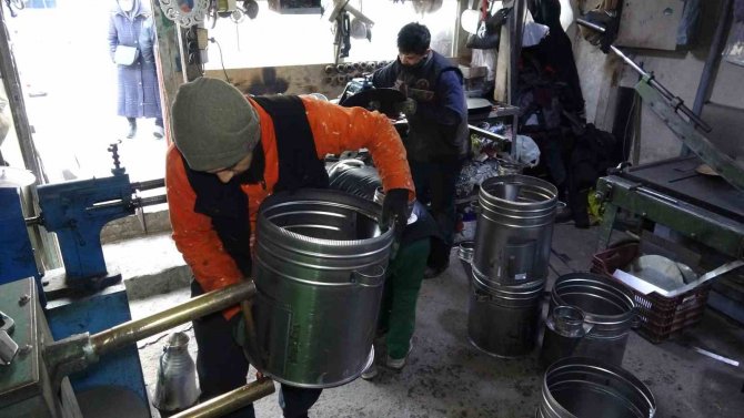 Depremzedeler Üşümesin Diye Yoğun Soba Üretimi