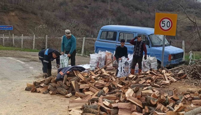 Vatandaşlar Deprem Bölgesine Odun Göndermek İçin Seferber Oldu