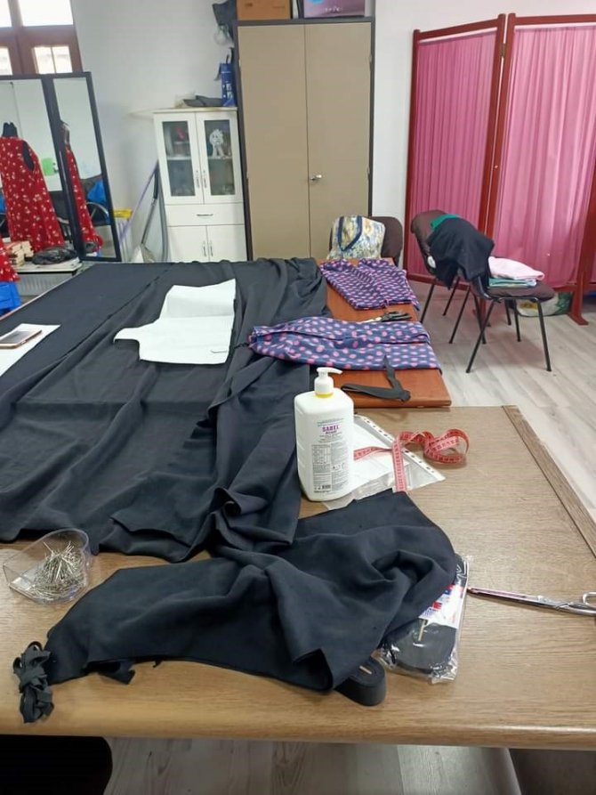 Termal’de Kursiyerler Depremzedeler İçin Eşofman Üretiyor
