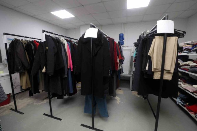 Derman Market Şimdi De Depremzedelerin Yaralarını Sarıyor
