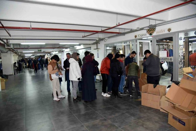 Yunusemre Depremzedelerin Yaralarını Sarıyor