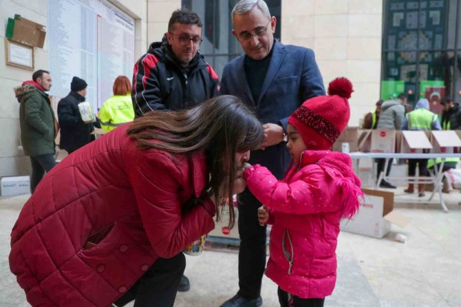 Zabıta Müdürlüğü Personelinden Depremzedelere Yardım
