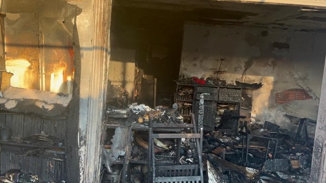 Klimadan Çıkan Yangın Evi Küle Çevirdi