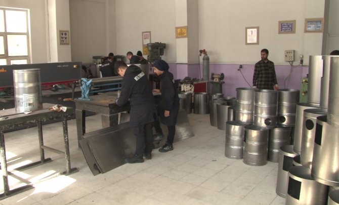 Meslek Lisesinde Depremzedeler İçin Soba Üretimi Yapılıyor