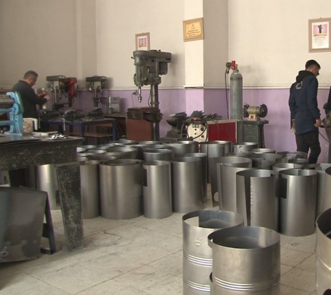 Meslek Lisesinde Depremzedeler İçin Soba Üretimi Yapılıyor