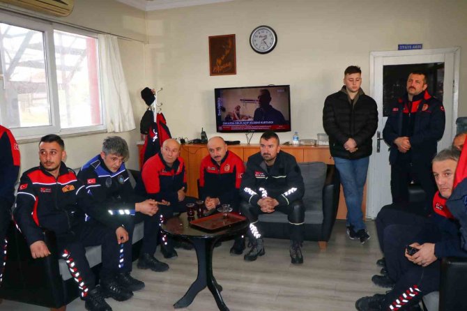 Silpagar, Enkazdan 12 Kişiyi Canlı Kurtaran Ekibi Tek Tek Kutladı