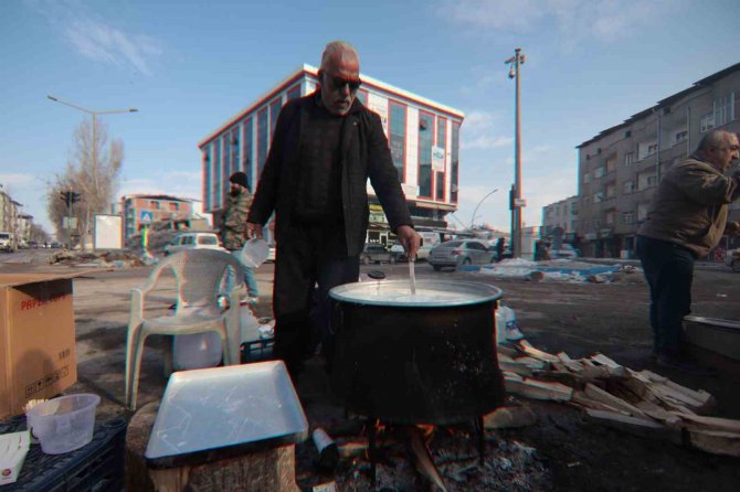 Depremzede "Sütçü Baba" İneklerini Depremzedeler Ve Ekipler İçin Sağıyor