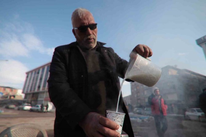 Depremzede "Sütçü Baba" İneklerini Depremzedeler Ve Ekipler İçin Sağıyor