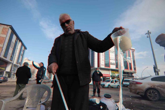 Depremzede "Sütçü Baba" İneklerini Depremzedeler Ve Ekipler İçin Sağıyor