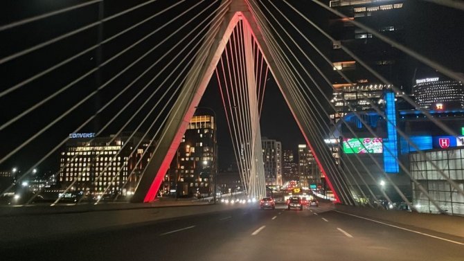 Boston’un Sembol Köprüleri Kırmızı Beyazla Işıklandırıldı
