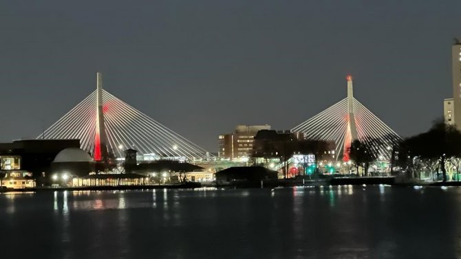 Boston’un Sembol Köprüleri Kırmızı Beyazla Işıklandırıldı