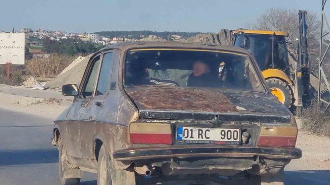 Kapısı Açık Halde Seyreden Eski Otomobilin Trafikte Tehlikeli Yolculuğu