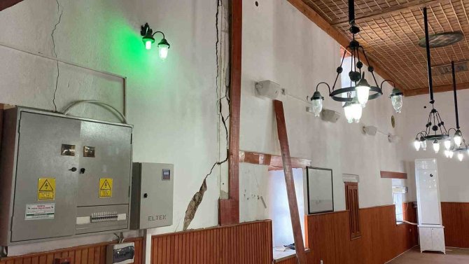 Tadilattaki Ulu Cami’nin Duvarlarındaki Çatlaklar Kahramanmaraş Depreminden Sonra Genişledi