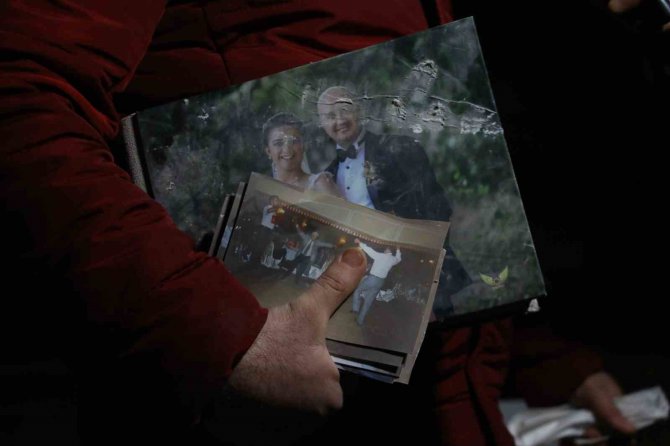 İ̇ha Muhabirleri Ve Kameramanı Enkaz Altında Kalan Fotoğrafları Sahiplerine Teslim Etti