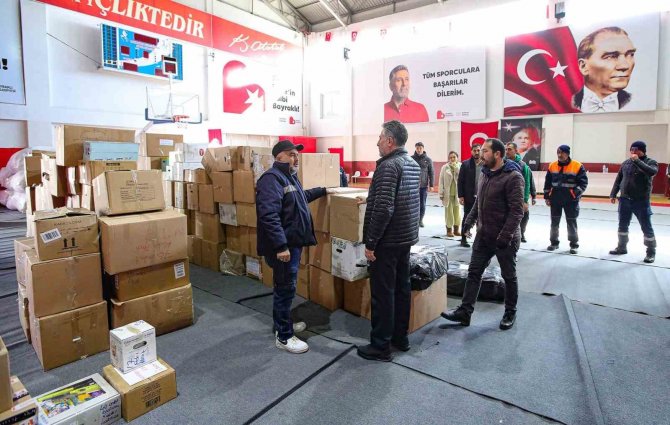 Bayraklı’dan Deprem Bölgesine 17 Tır Ve Bir Büyük Kamyon Dolusu Yardım