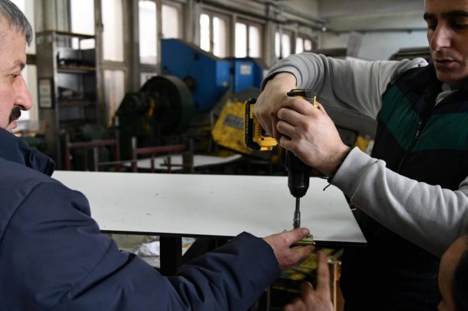 Öğrenciler Depremzedeler İçin Soba Ve Seyyar Tuvalet Yapımına Başladı