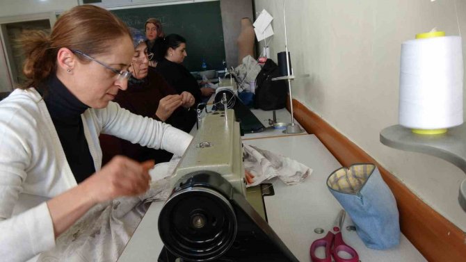 Burdur Halk Eğitim Merkezinde Hazırlanan Nevresimler Afet Bölgesine Gönderiliyor