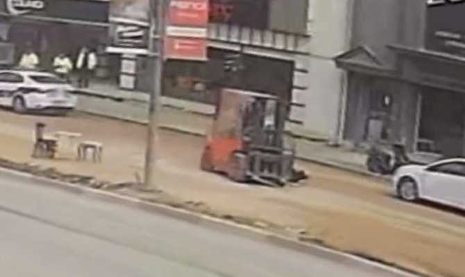 Yolun Karşısına Geçerken Forkliftin Çarptığı Yaya Yaralandı