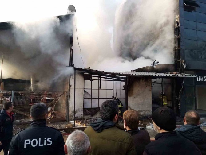 Fırın Küreği İmalathanesi Yangında Küle Döndü