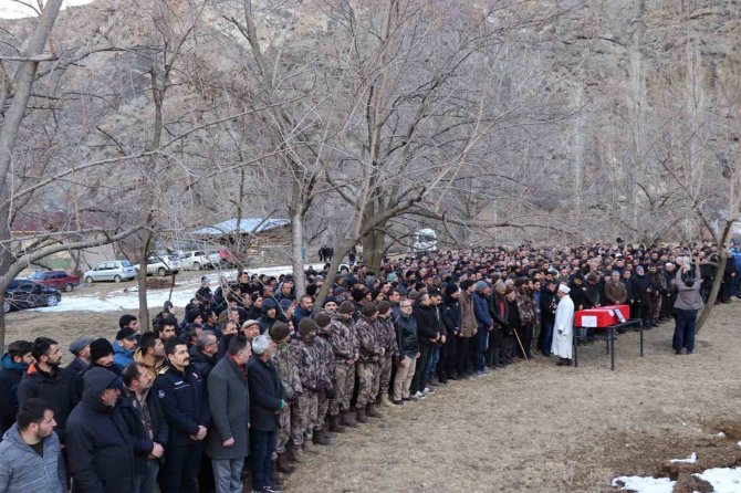 Depremde Göçük Altında Kalan Polis Memuru Toprağa Verildi