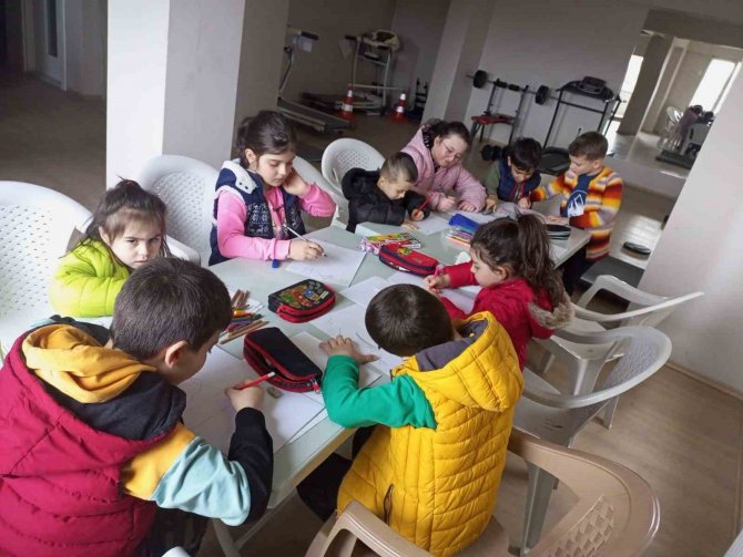 Çizdikleri Resimleri Apartmanda Satan Çocuklar, Parasını Depremzedelere Bağışladı