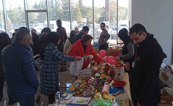 Depremzedelerin İhtiyaçları Bu Çarşıda Karşılanıyor