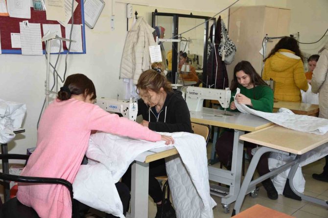 Meslek Lisesi Öğrencileri Depremzedeler İçin Uyku Tulumu Üretiyor