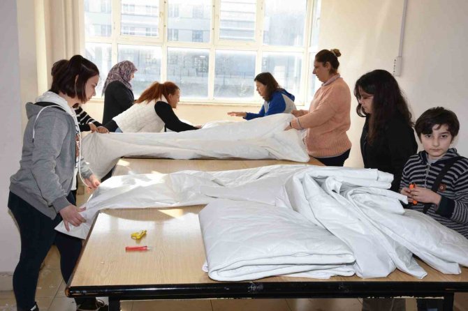 Meslek Lisesi Öğrencileri Depremzedeler İçin Uyku Tulumu Üretiyor