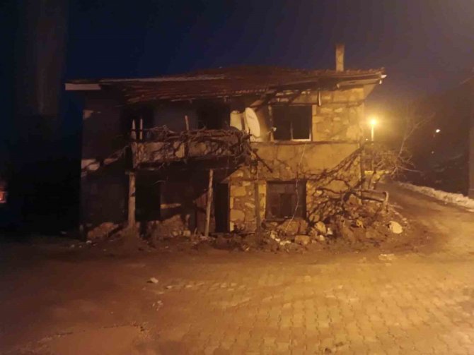 Alevlerin Arasında Kalan Yaşlı Adam Hayatını Kaybetti