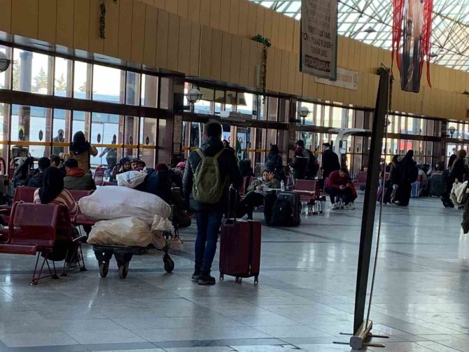 Üniversitelerin Uzaktan Eğitime Geçmesiyle Birlikte Otogarlarda Yoğunluk Başladı