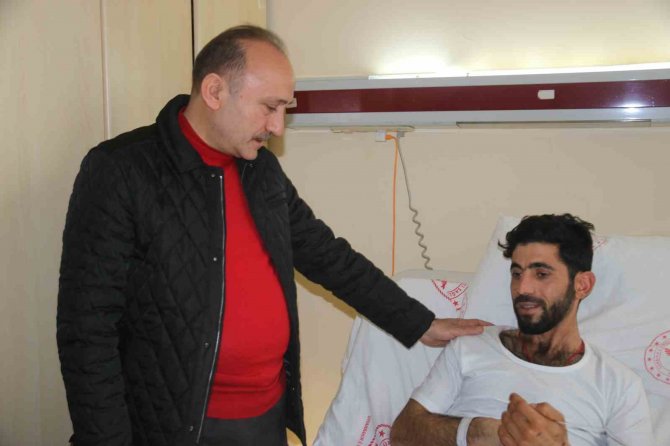 Öz Sağlık-i̇ş Sendikası’ndan Yaralı Depremzedelere Moral Desteği