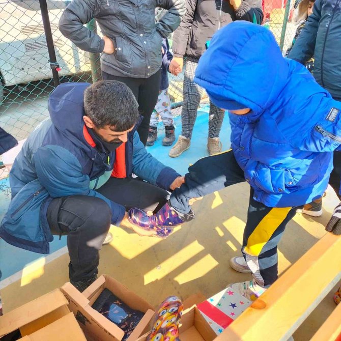 Derince’den Depremzedelere 132 Tır Yardım Malzemesi Gönderildi