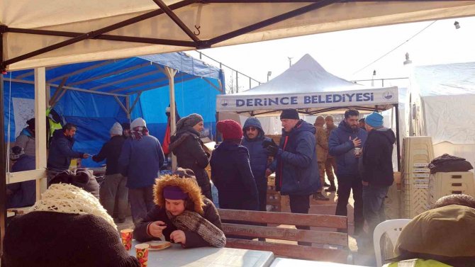 Derince’den Depremzedelere 132 Tır Yardım Malzemesi Gönderildi