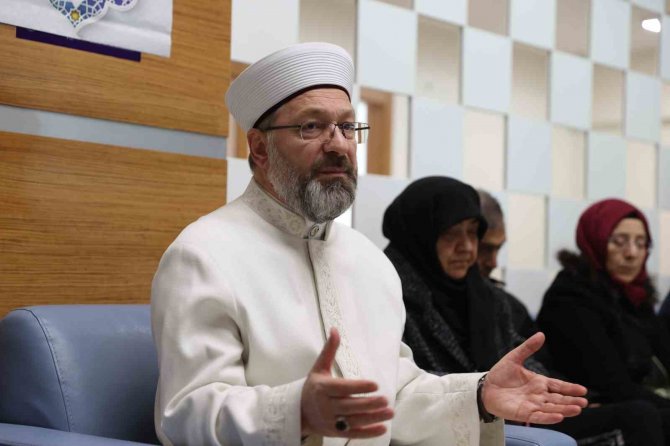 Diyanet İ̇şleri Başkanı Erbaş, Ankara’ya Gelen Depremzedeleri Ziyaret Etti