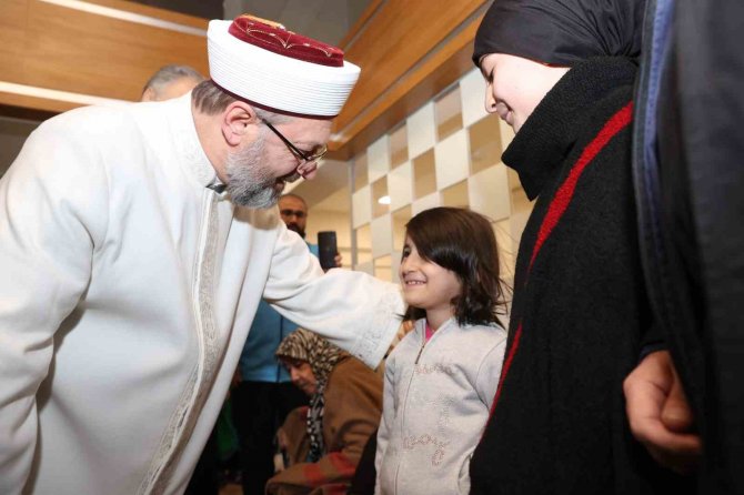 Diyanet İ̇şleri Başkanı Erbaş, Ankara’ya Gelen Depremzedeleri Ziyaret Etti