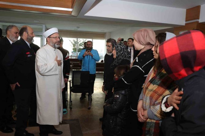 Diyanet İ̇şleri Başkanı Erbaş, Ankara’ya Gelen Depremzedeleri Ziyaret Etti