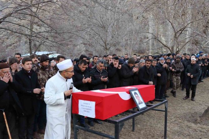 Depremde Göçük Altında Kalan Polis Memuru Toprağa Verildi