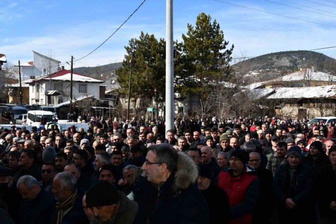 Enkaz Altında Hayatını Kaybeden Genç Öğretmen Toprağa Verildi