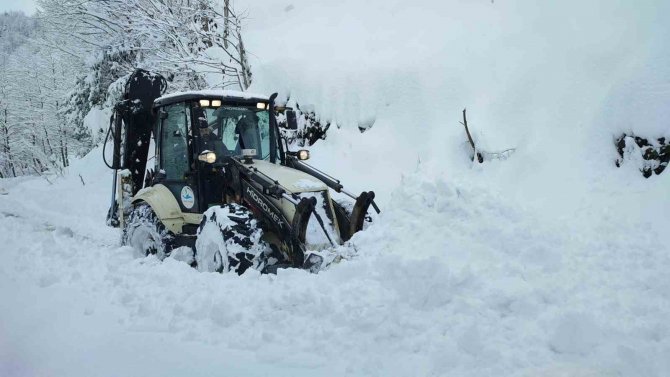 Doğu Karadeniz’de Kar Nedeniyle 567 Köy Ve Mahalle Yolu Ulaşıma Kapandı