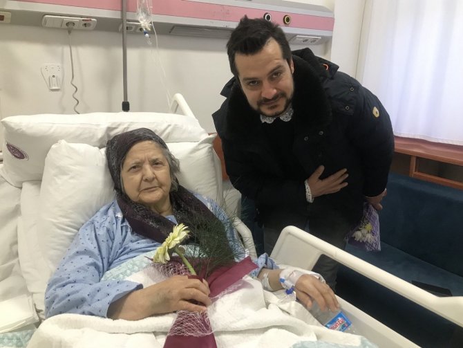 Çiçekler Bu Kez Sevgililere Değil, Depremzedelere