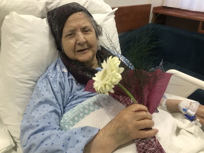 Çiçekler Bu Kez Sevgililere Değil, Depremzedelere