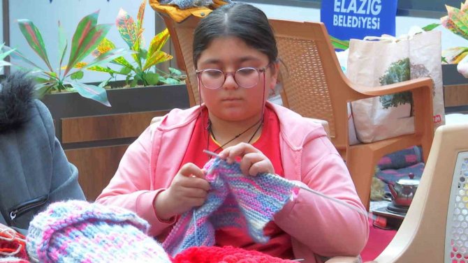 Yaşı Küçük Ama Gönlü Büyük, Kendisi Gibi Depremzede Çocuklar İçin Bere Ve Atkı Örüyor