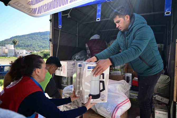 Kemer’de Belediyeye Gelen 3 Kamyonet Dolusu Yardım Koordinasyon Merkezine Teslim Edildi