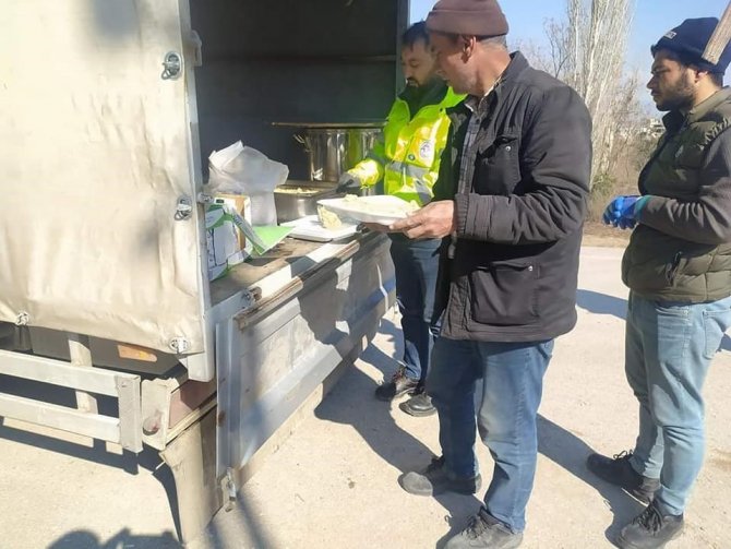 Emet Belediyesi’nden Hatay’da Bin 500 Kişiye Sıcak Yemek