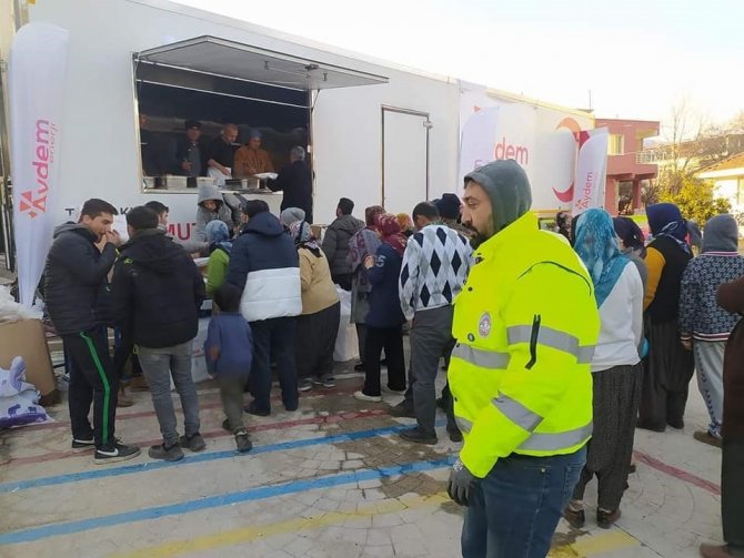 Emet Belediyesi’nden Hatay’da Bin 500 Kişiye Sıcak Yemek